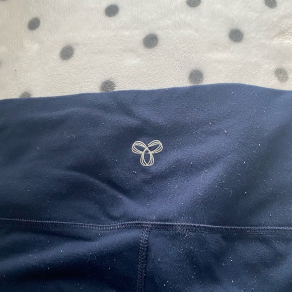 Navy blue TNA leggings with stripes going down the side - Picture 4 of 4